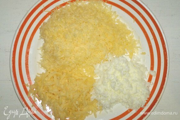 Для украшения часть сыра натереть на мелкой терке, часть — на крупной. Белок яйца натереть на мелкой терке. Капусту нарезать тонкой соломкой.