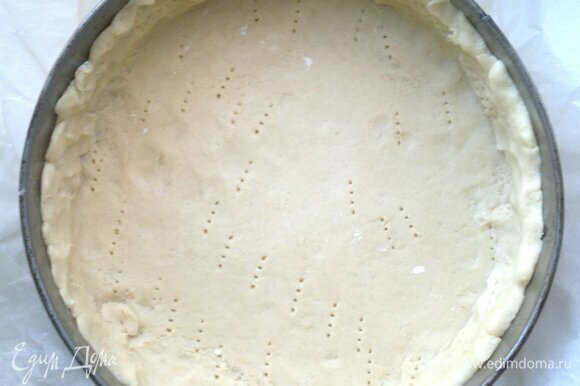 Разъемную форму для выпечки смазать растительным маслом (у меня диаметром 26 см). Осторожно выложить раскатанное тесто в форму. Дно заготовки наколоть вилкой в нескольких местах. Поставить форму в духовку, разогретую до 180°C, на 8–10 мин.