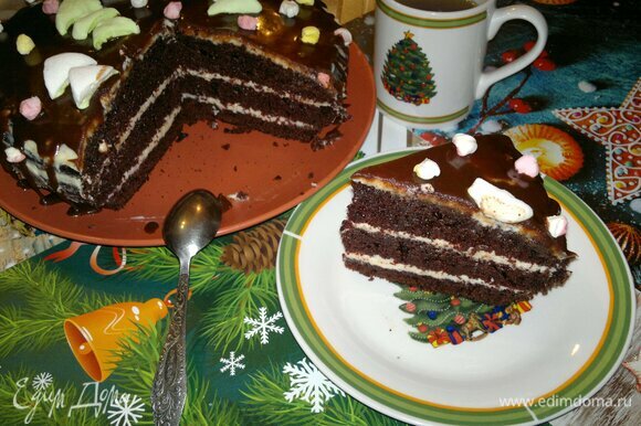Подать шоколадный торт на праздничный стол к чаю или кофе. Разрезать на порции. Приятного аппетита! С Новым годом!