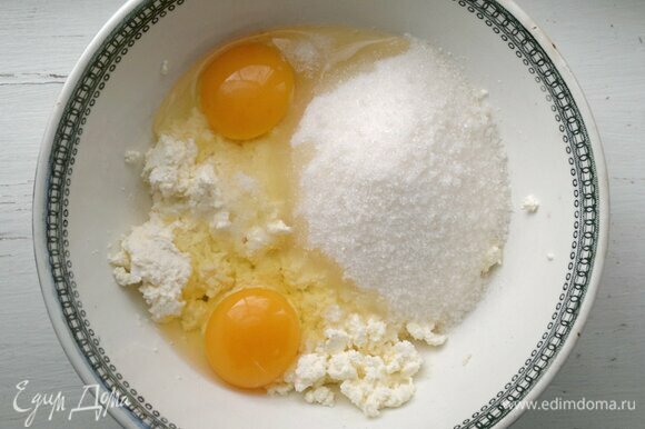 В миске соединить яйца, сахар, творог, соль и ванилин. Взбить до однородного состояния.