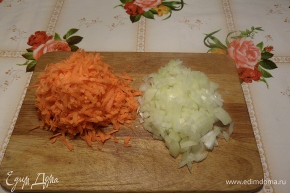 Нарезаем лук и трем на терке морковь.