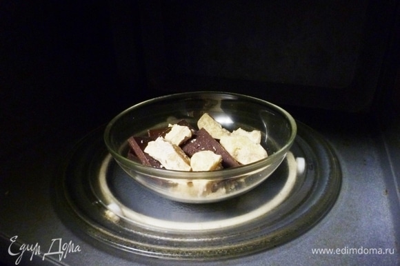 Шоколад и масло какао растопить в микроволновке или на водяной бане.