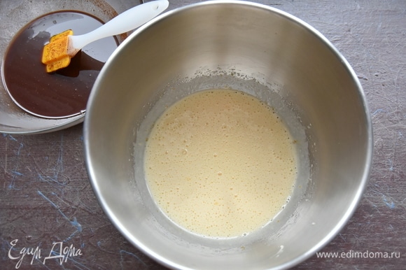 Яйца соединить с сахаром и взбить до густой белой массы. Продолжая взбивать, ввести растопленное сливочное масло и шоколад.