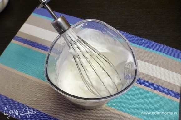 Взбить жирные сливки с 2 ст. л. сахарной пудры и украсить остывшую запеканку. Посыпать брусникой.