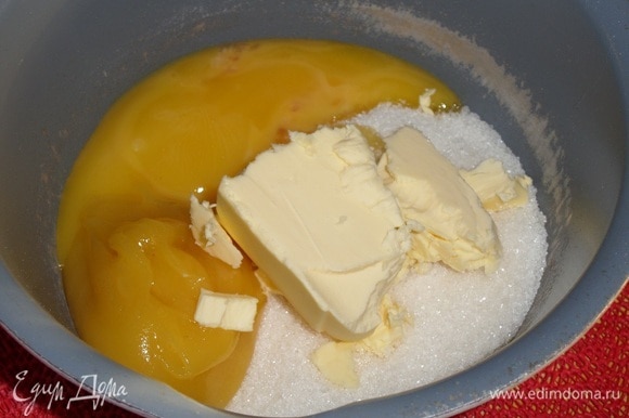 Подготовим продукты. Готовим медовое тесто. В кастрюлю выкладываем сахар, мед, сливочное масло и яичные желтки.
