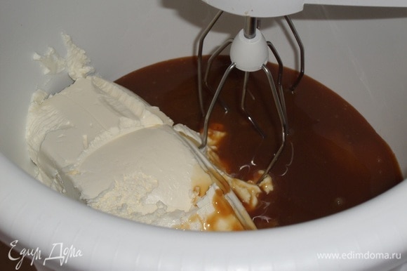 Готовим карамельный крем. В чашу миксера выкладываем сливочный творожный сыр и карамель.