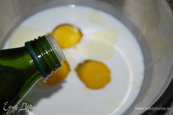 В миске я смешала яйца, сливки 10 % (можно заменить их молоком) и оливковое масло.