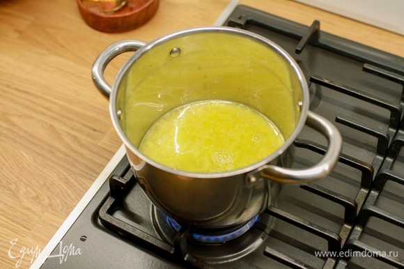Для клюквенного соуса выжать в кастрюлю сок одного апельсина, всыпать сахар и довести до кипения.
