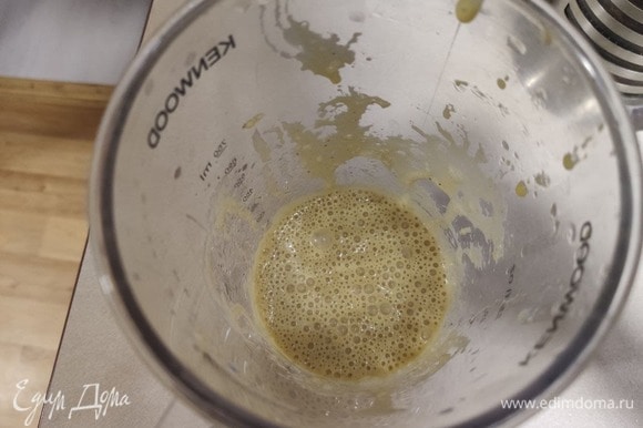 Готовим соус: яйцо отправляем в кипящую воду ровно на 1 минуту, чтобы схватился белок. Даем остыть. Если яйцо крупное, то можно подержать 1,5–2 мин. Разбиваем в емкость, ложкой соскребая белок. Далее с помощью блендера смешиваем яйцо, чеснок, горчицу, лимонный сок, вустерширский соус, оливковое масло, растительное масло, соль, перец.
