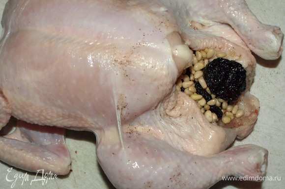 Нафаршировать черносливом с кедровыми орехами. Соединить куриные ноги кулинарной нитью или силиконовыми зажимами.