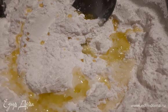 Влейте в муку, добавьте соль и перетрите до однородного состояния. Вообще, традиционно используют крахмал тапиоки, но рисовая мука может отлично его заменить.