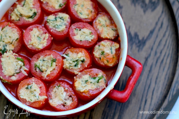 Начините помидоры этой массой. На дно формы вылейте приготовленный соус с вином, поставьте плотно черри друг к другу.