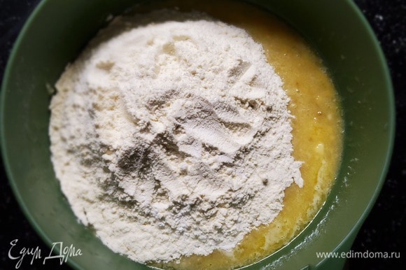Предварительно просеянныю муку перемешиваем с разрыхлителем и солью, добавляем в нашу бананово-лимонную смесь.