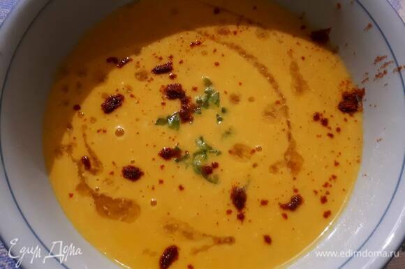 Разлейте суп по тарелкам, влейте немного соуса, добавьте нарезанный перец чили и посыпьте паприкой.