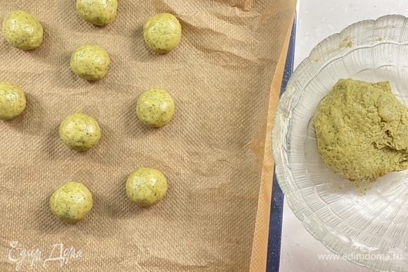 Скатать шарики размером с грецкий орех и убрать в холодильник на 30 мин.