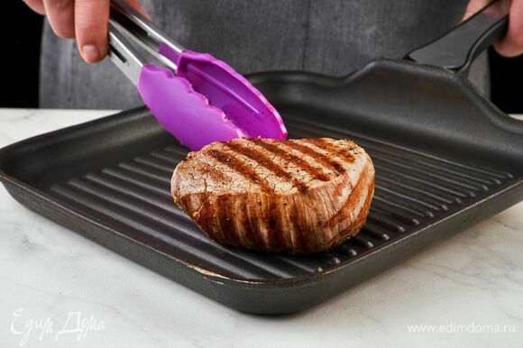 Обжаривайте стейк на раскаленной сковороде около 6 минут до средней прожарки.