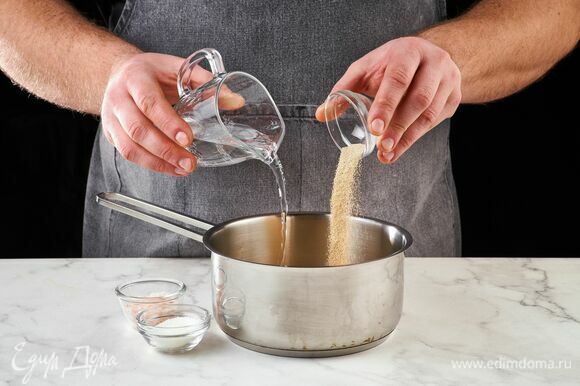 Приготовьте тесто для булочек. Разведите дрожжи в теплой воде. Добавьте соль и сахар.