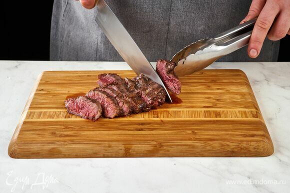 Готовое мясо нарежьте слайсами.