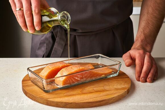 Полейте рыбу оливковым маслом.