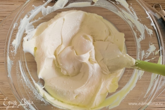 В это время смешать лопаткой мягкий творожный сыр со сливками, сахарной пудрой и ликером до однородного состояния.