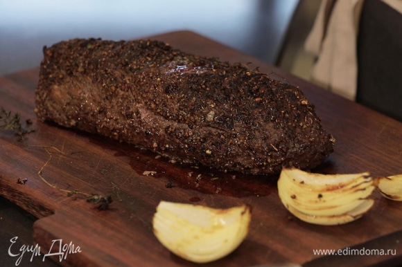 Мясо достаньте из духовки, выложите на деревянную доску, дайте несколько минут отдохнуть. Нарежьте говядину ломтиками.