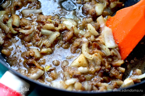 Для соуса обжарить луковицу, засыпать грибы или грибную крошку. Грибы мороженые сразу пустят сок. Протушить это минут 5, помешивая.