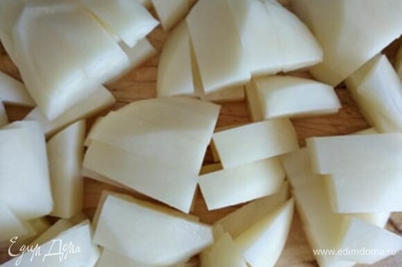 Нарезать картофель кубиком или брусочком.