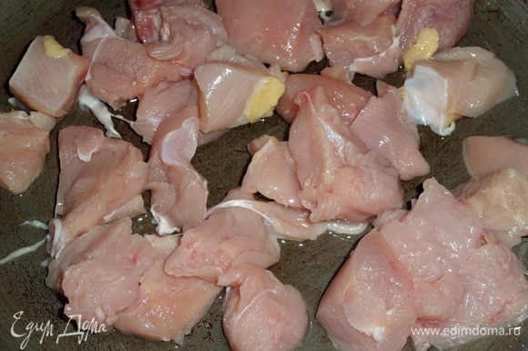 В разогретую сковороду наливаем растительное масло. Выкладываем нарезанное куриное филе.