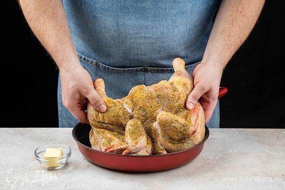 Растопите в сковороде сливочное масло. Поместите в масло цыпленка. Обжарьте до золотистого цвета с каждой стороны.