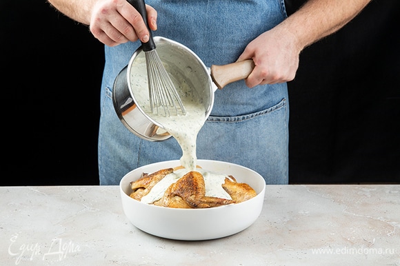 Выложите в форму цыпленка. Залейте соусом. Запекайте в духовке при 190°C около часа.