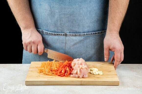 Куриное филе, морковь и болгарский перец нарежьте на небольшие кусочки. Чеснок мелко порубите.