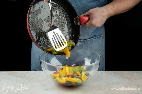 Переложите обжаренные овощи в салатник к помидорам и огурцам.