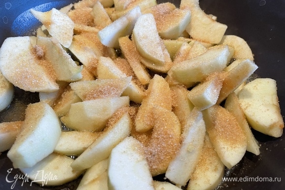 Добавьте на сковороду яблоки, коричневый сахар и корицу.