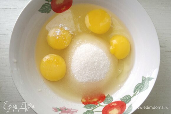 Яйца соединить с сахаром, солью и ванилином, взбить.