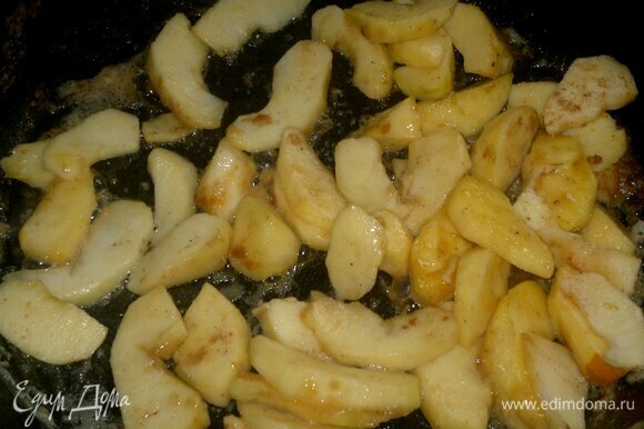 На сковороде растопить сливочное масло, всыпать сахар, нагревать, помешивая, до расплавления сахара. Выложить в сковороду яблоки и потушить в карамели 2–3 мин. Яблочную начинку остудить.