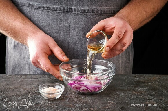 Маринуйте лук в уксусе с добавлением щепотки соли 10 минут.