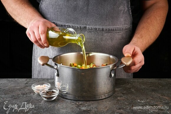 Добавьте оливковое масло, посолите и поперчите. Тушите около 10 минут.