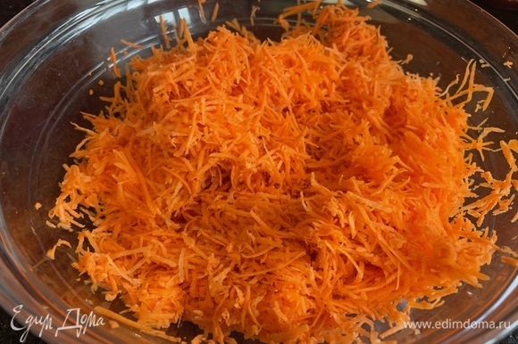 Морковь натрите на мелкой терке.