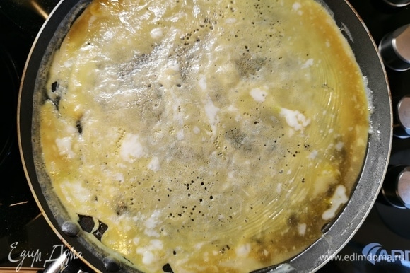 Пожарить тонкие омлетные блинчики с двух сторон на раскаленной сковороде. Выход — 2–3 шт.