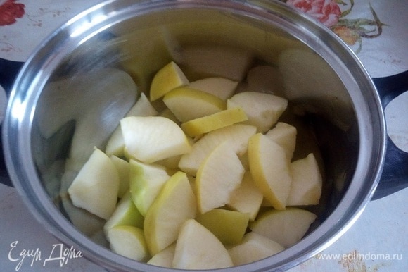 Яблоки нарезаем кусочками. Выкладываем нарезанные плоды в кастрюлю и добавляем 50 мл воды.