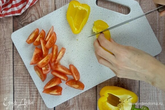 Нарезаем томаты и перец.