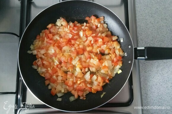 Затем добавляем к репчатому луку помидоры, перемешиваем и тушим около 5 минут.