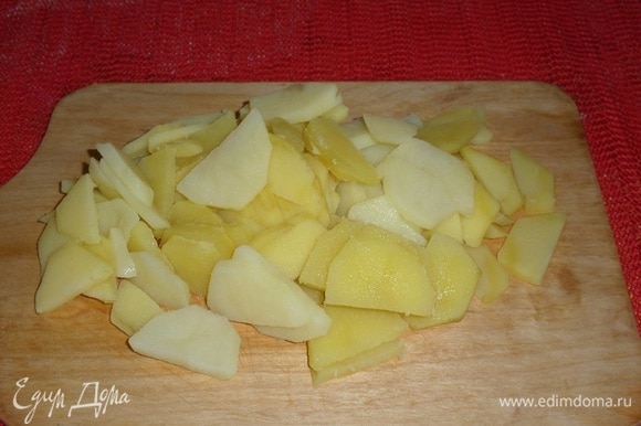 Картофель нарезаем ломтиками.