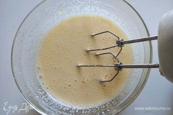 С помощью миксера взбить яйца, постепенно добавляя сахар, молоко и масло.