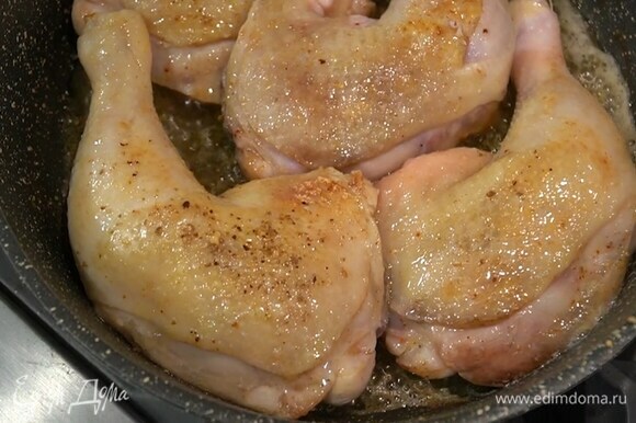 Разогреть в сковороде сливочное и оливковое масло и обжаривать курицу до появления золотистой корочки.