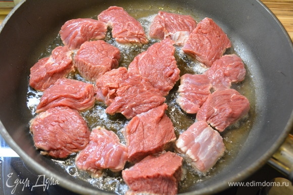 Разогреть сковороду или казан с растительным маслом. Обжарить мясо до румяной корочки с двух сторон.
