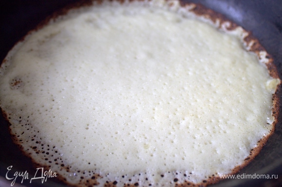Взбить тесто блендером и наливать по одной поварешке на горячую сковороду с маслом.