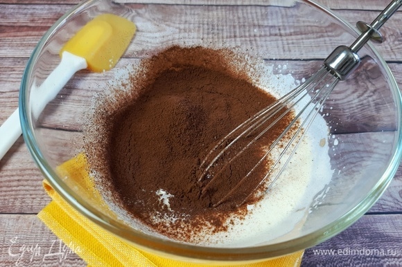 Взбиваем яйцо до плотной пены. Добавляем сахар, соль, просеиваем муку, какао и разрыхлитель. Аккуратно вмешиваем лопаткой.