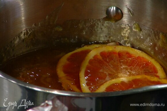 Приготовить соус: апельсин нарезать тонкими кружками и выложить в небольшую кастрюлю, добавить оставшийся джем и прогревать на небольшом огне 15–20 минут.