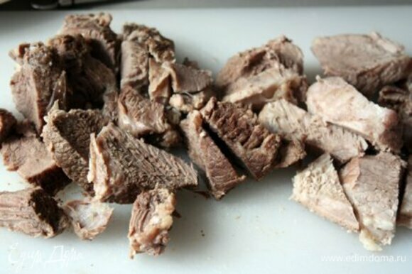 Когда мясо будет готово, его нужно вынуть из бульона и нарезать порционными кусочками.